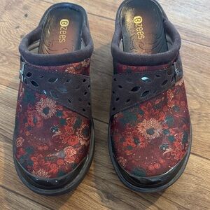 Bzees Women's Floral Mules - Burgundy and Black